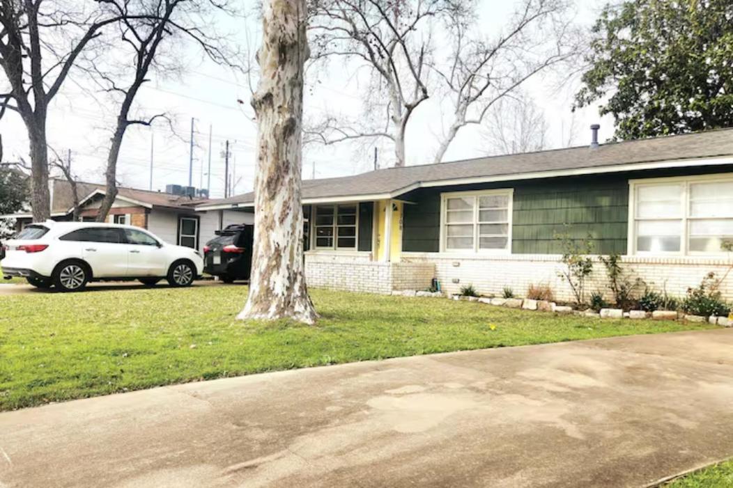 A Rare Find - Bright, Warm, Charming Central Austin Home Exterior photo